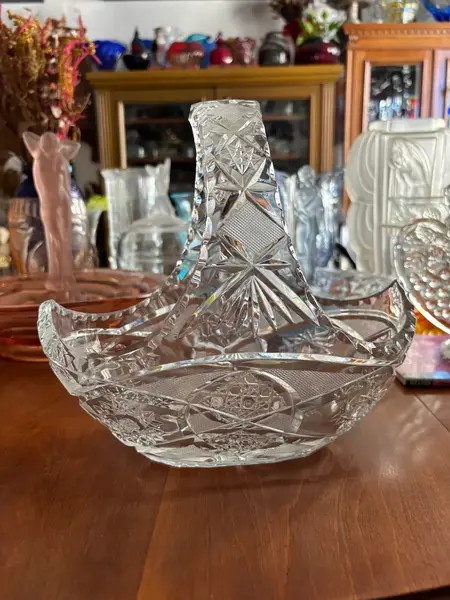 Foto de um(a) Antigo Centro De Mesa Vaso Cesta Decorativa Cristal Baccarat, da categoria de Cestos e Caixas. ~ Baccarat ~ Antiga cesta decorativa em cristal francês, peça super versátil para compor ambientes. Primorosa lapidação... Mostrado de uma perspectiva diferente. Vendido no marketplace Trésors.