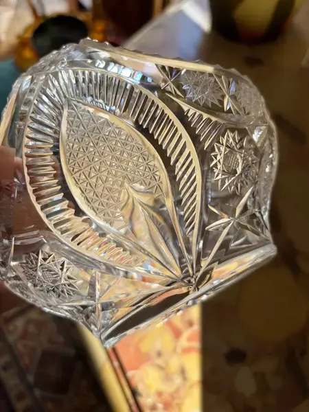 Foto de um(a) Antiga Cestinha Decorativa Cristal Baccarat Lapidado À Mão, da categoria de Cestos e Caixas. Antiga e delicada cestinha decorativa em cristal francês, peça super versátil para compor ambientes. Primorosa lapidação... Mostrado de uma perspectiva diferente. Vendido no marketplace Trésors.