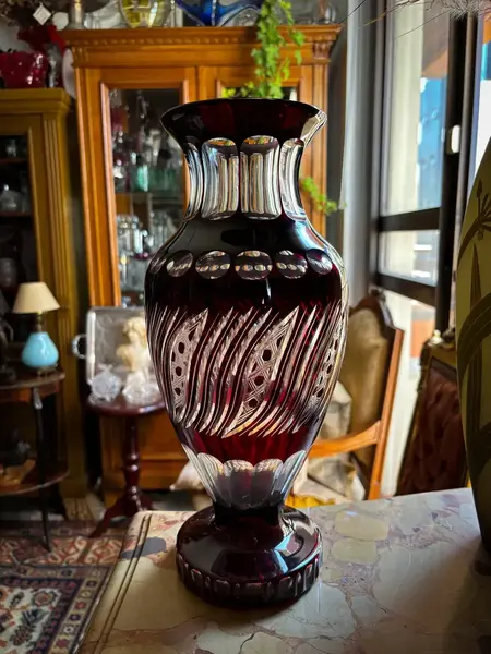 Foto de um(a) Antigo Grande Vaso Jarro Em Cristal Baccarat Lapidado Bordô, da categoria de Vasos. Antigo e grande vaso em cristal europeu doublé na cor bordô. Em contato com a luz ele fica com um tom mais avermelhado,... Mostrado de uma perspectiva diferente. Vendido no marketplace Trésors.