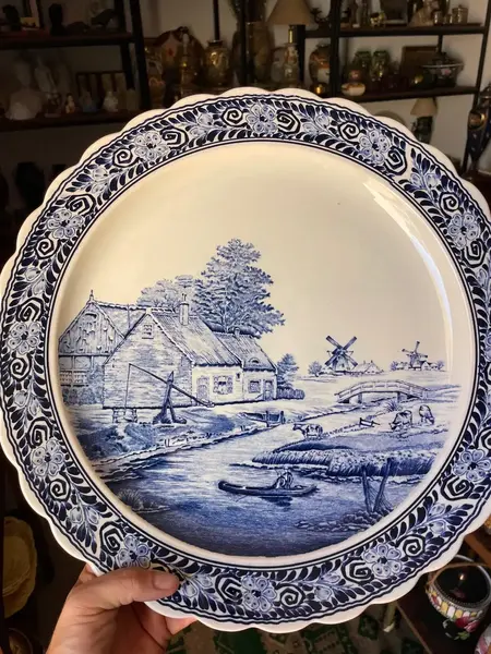 Foto de um(a) Antigos Pratos Medalhões Porcelana Azul E Branco Delft Blue, da categoria de Pratos Decorativos. ~ Delft Blue ~ Antigo e raro conjunto com quatro grandes pratos/medalhões decorativos em porcelana artística, da renomada... Mostrado de uma perspectiva diferente. Vendido no marketplace Trésors.