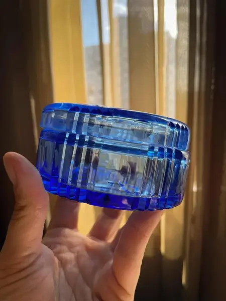 Foto de um(a) Antigo Par Caixas Porta Jóias Cristal Tcheco Azul Art Deco, da categoria de Porta-Jóias. ~ Bohemia Glass ~Antigo e incrível par de caixas decorativas/porta jóias em cristal doublé Tcheco, primorosa lapidação... Mostrado de uma perspectiva diferente. Vendido no marketplace Trésors.