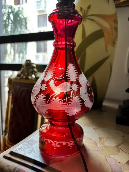 Foto de um(a) Antigo Abajur Luminária D Mesa Cristal Tcheco Egermann Glass, da categoria de Abajures. ~ Egermann Glass ~ Antigo e lindo abajur em cristal Tcheco vermelho rubi, com primorosa lapidação manual. Ao redor da peça é... Mostrado de uma perspectiva diferente. Vendido no marketplace Trésors.
