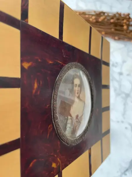Foto de um(a) Antiga Obra Caixa Decorativa Porta Jóias Madeira Vitoriano, da categoria de Cestos e Caixas. Para quem gosta de peças exclusivas. Antiga e belíssima caixa decorativa porta jóias em madeira de lei, com revestimento de... Mostrado de uma perspectiva diferente. Vendido no marketplace Trésors.