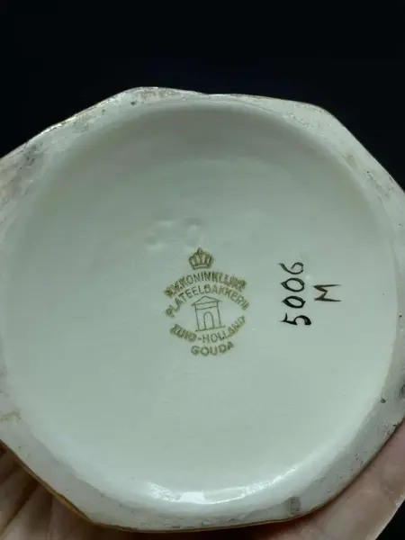 Foto de um(a) Antigo Raro Potiche Em Porcelana Holandesa Gouda Art Deco, da categoria de Vasos e recipientes. Gouda. Antigo e lindo potiche em porcelana artística holandesa. Pintada à mão, decoração floral com filetes em ouro. Meados... Mostrado de uma perspectiva diferente. Vendido no marketplace Trésors.