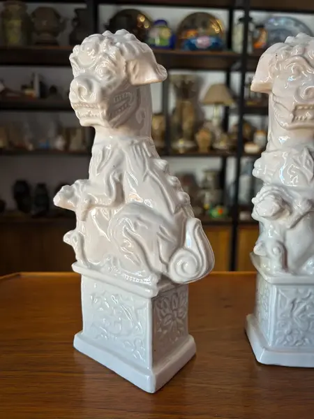 Foto de um(a) Antiga Escultura Par Cães De Fó Porcelana Chinesa Oriental, da categoria de Escultura. Os guardiões. Antigo e lindo par de Cães de Fó em faiança chinesa vitrificada. Peças artísticas, e com muita riqueza de... Mostrado de uma perspectiva diferente. Vendido no marketplace Trésors.