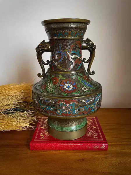 Foto de um(a) Antigo Vaso Com Alças Japonês Oriental Em Bronze Cloisonné, da categoria de Vasos. Antigo e importante vaso artístico com alças em bronze com Cloisonné, peça de excelente qualidade. Cada lado da peça segue... Mostrado de uma perspectiva diferente. Vendido no marketplace Trésors.