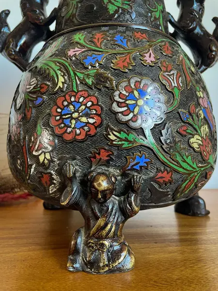Foto de um(a) Antigo Raro Vaso Jarro Japonês Cães Fó Bronze Cloisonné XIX, da categoria de Vasos. Antigo e imponente vaso artístico com alças em bronze com Cloisonné, peça de excelente qualidade. Linda decoração com flores... Mostrado de uma perspectiva diferente. Vendido no marketplace Trésors.