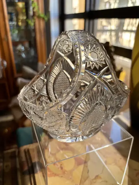 Foto de um(a) Antiga Cestinha Decorativa Cristal Baccarat Lapidado À Mão, da categoria de Cestos e Caixas. Antiga e delicada cestinha decorativa em cristal francês, peça super versátil para compor ambientes. Primorosa lapidação... Mostrado de uma perspectiva diferente. Vendido no marketplace Trésors.