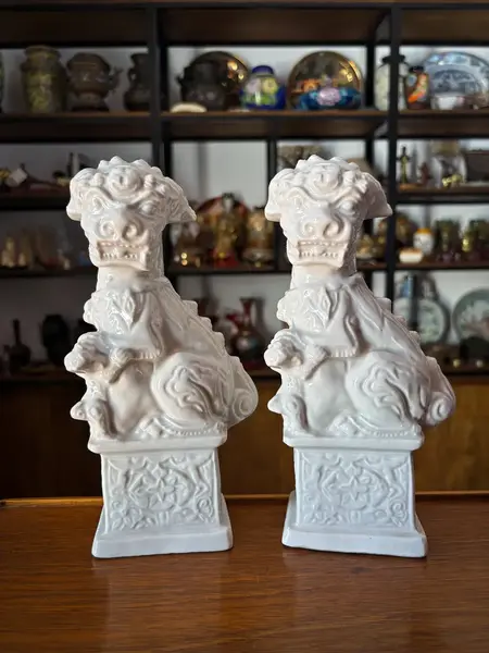 Foto de um(a) Antiga Escultura Par Cães De Fó Porcelana Chinesa Oriental, da categoria de Escultura. Os guardiões. Antigo e lindo par de Cães de Fó em faiança chinesa vitrificada. Peças artísticas, e com muita riqueza de... Mostrado de uma perspectiva diferente. Vendido no marketplace Trésors.