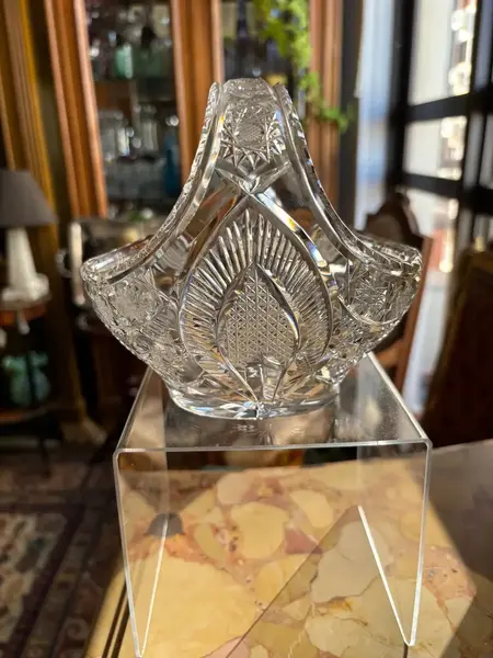 Foto de um(a) Antiga Cestinha Decorativa Cristal Baccarat Lapidado À Mão, da categoria de Cestos e Caixas. Antiga e delicada cestinha decorativa em cristal francês, peça super versátil para compor ambientes. Primorosa lapidação... Mostrado de uma perspectiva diferente. Vendido no marketplace Trésors.
