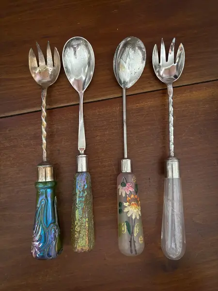 Foto de um(a) Antiga Coleção Talheres Salada Garfos Art Deco Vidro Loetz, da categoria de Garfos. Antigos talheres para servir em metal espessurado a prata. Os verdes são austríacos da renomada Loetz Glass. O veneziano é... Mostrado de uma perspectiva diferente. Vendido no marketplace Trésors.