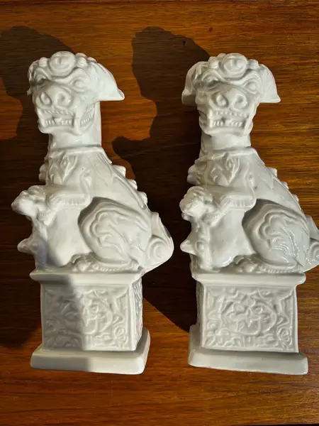 Foto de um(a) Antiga Escultura Par Cães De Fó Porcelana Chinesa Oriental, da categoria de Escultura. Os guardiões. Antigo e lindo par de Cães de Fó em faiança chinesa vitrificada. Peças artísticas, e com muita riqueza de... Mostrado de uma perspectiva diferente. Vendido no marketplace Trésors.