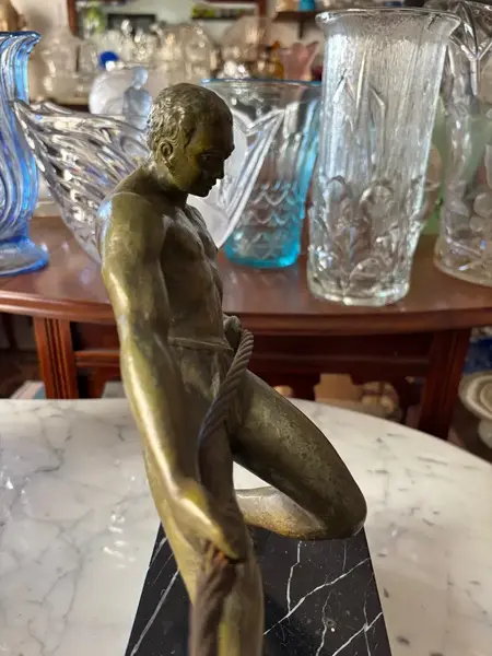 Foto de um(a) Antiga Escultura Masculina Art Deco Bronze Salvatore Riolo, da categoria de Escultura. Salvatore Riolo / Boatman Antigo e importante bloco escultórico em pétit bronze francês, com selo de autenticidade, base em... Mostrado de uma perspectiva diferente. Vendido no marketplace Trésors.