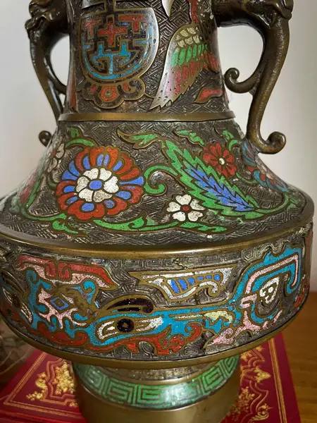Foto de um(a) Antigo Vaso Com Alças Japonês Oriental Em Bronze Cloisonné, da categoria de Vasos. Antigo e importante vaso artístico com alças em bronze com Cloisonné, peça de excelente qualidade. Cada lado da peça segue... Mostrado de uma perspectiva diferente. Vendido no marketplace Trésors.
