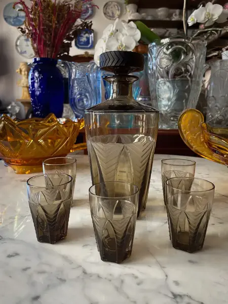 Foto de um(a) Antigo Conjunto Garrafa Licoreira E Copos Cristal Art Deco, da categoria de Garrafas. ~ Para servir e decorar ~ Antigo e excepcional serviço para licor composto por uma garrafa e cinco copinhos. Peças... Mostrado de uma perspectiva diferente. Vendido no marketplace Trésors.