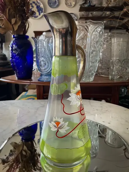 Foto de um(a) Antiga Jarra Claret Jug Artnouveau Cristal Veneziano E Prata, da categoria de Jarros. Antiga jarra Claret Jug em cristal artístico ricamente pintado à mão, com guarnições em prata. Período Art nouveau, início... Mostrado de uma perspectiva diferente. Vendido no marketplace Trésors.