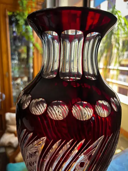 Foto de um(a) Antigo Grande Vaso Jarro Em Cristal Baccarat Lapidado Bordô, da categoria de Vasos. Antigo e grande vaso em cristal europeu doublé na cor bordô. Em contato com a luz ele fica com um tom mais avermelhado,... Mostrado de uma perspectiva diferente. Vendido no marketplace Trésors.