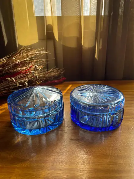 Foto de um(a) Antigo Par Caixas Porta Jóias Cristal Tcheco Azul Art Deco, da categoria de Porta-Jóias. ~ Bohemia Glass ~Antigo e incrível par de caixas decorativas/porta jóias em cristal doublé Tcheco, primorosa lapidação... Mostrado de uma perspectiva diferente. Vendido no marketplace Trésors.