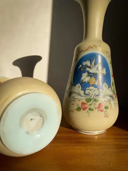Foto de um(a) Antigo Raro Par De Vasos Em Opalina Francesa Baccarat XIX, da categoria de Vasos. ~ Opalina Baccarat ~Antigo e raro par de vasos franceses em opalina pintada à mão. Peças com mais de cem anos, do final do... Mostrado de uma perspectiva diferente. Vendido no marketplace Trésors.