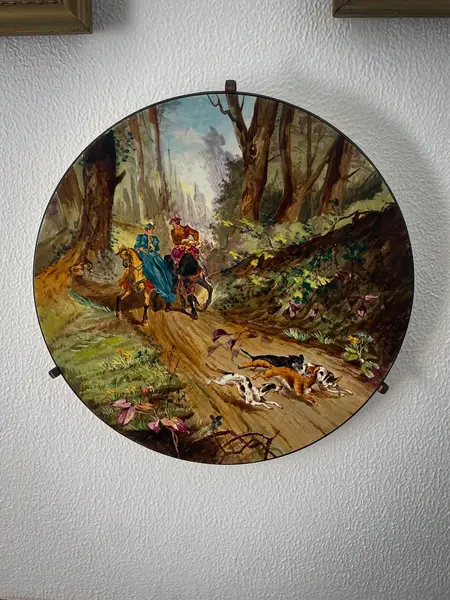 Foto de um(a) Antigo Medalhão Prato Decorativo Com Caça Porcelana Francesa, da categoria de Pratos Decorativos. Antigo e grande prato/medalhão decorativo em porcelana francesa. Decoração com lindíssima cena, ricamente pintada à mão, uma... Mostrado de uma perspectiva diferente. Vendido no marketplace Trésors.