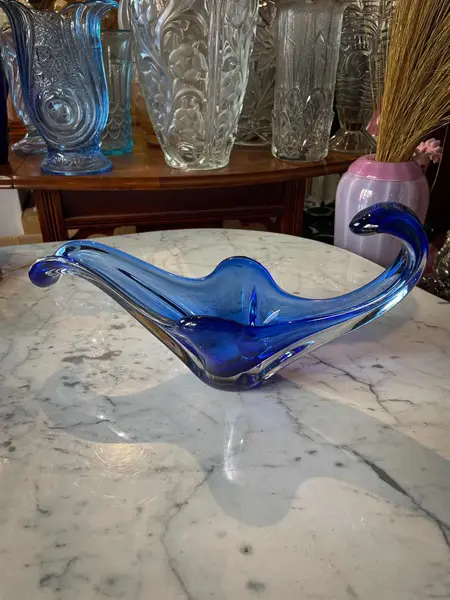 Foto de um(a) Antiga Cornucópia Bowl Decorativo Centro De Mesa Em Murano, da categoria de Vasos. ~ Italy Glass ~Um Murano de tirar o fôlego. Antigo bowl decorativo ou centro de mesa em Murano em tons azuis, o formato é... Mostrado de uma perspectiva diferente. Vendido no marketplace Trésors.