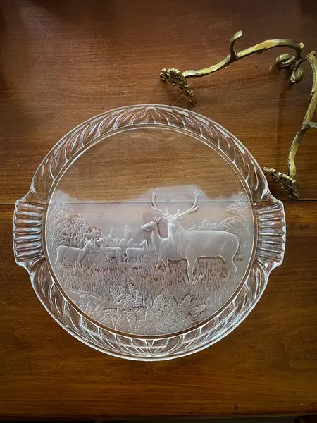Foto de um(a) Antiga Bandeja Decorativa Com Alces Em Cristal Francês, da categoria de Bandejas. Para quem gosta de peças exclusivas.Antiga e grande bandeja em cristal francês, decorada com figuras de alces lapidados à... Mostrado de uma perspectiva diferente. Vendido no marketplace Trésors.
