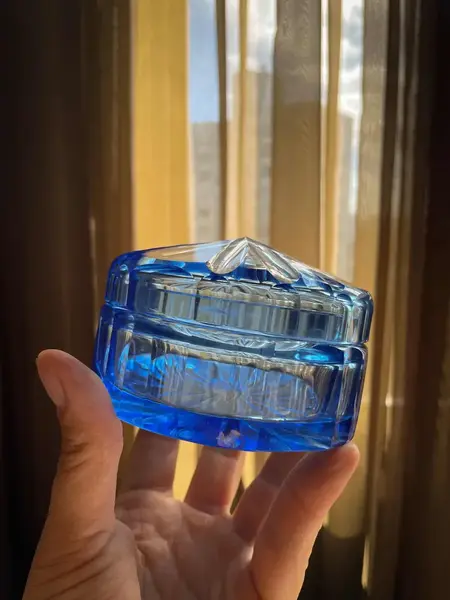 Foto de um(a) Antigo Par Caixas Porta Jóias Cristal Tcheco Azul Art Deco, da categoria de Porta-Jóias. ~ Bohemia Glass ~Antigo e incrível par de caixas decorativas/porta jóias em cristal doublé Tcheco, primorosa lapidação... Mostrado de uma perspectiva diferente. Vendido no marketplace Trésors.