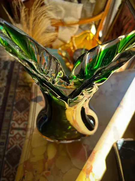 Foto de um(a) Antigo Vaso Jarro Art Deco Em Murano Italiano Bullicante, da categoria de Vasos. Antigo e belíssimo vaso artístico em Murano italiano. Lindas cores, e decoração com bolhas na base, técnica de trabalho... Mostrado de uma perspectiva diferente. Vendido no marketplace Trésors.