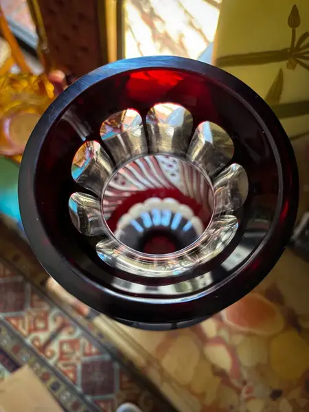 Foto de um(a) Antigo Grande Vaso Jarro Em Cristal Baccarat Lapidado Bordô, da categoria de Vasos. Antigo e grande vaso em cristal europeu doublé na cor bordô. Em contato com a luz ele fica com um tom mais avermelhado,... Mostrado de uma perspectiva diferente. Vendido no marketplace Trésors.