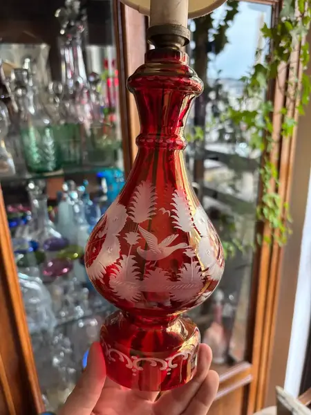 Foto de um(a) Antigo Abajur Luminária D Mesa Cristal Tcheco Egermann Glass, da categoria de Abajures. ~ Egermann Glass ~ Antigo e lindo abajur em cristal Tcheco vermelho rubi, com primorosa lapidação manual. Ao redor da peça é... Mostrado de uma perspectiva diferente. Vendido no marketplace Trésors.