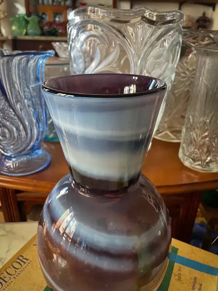 Foto de um(a) Antigo Grande Vaso Art Deco Em Murano Italiano Opalescente, da categoria de Vasos. ~ Italy Glass ~Antigo e grande vaso artístico em Murano em tons de lilás e branco leitoso. As cores são fascinantes, super... Mostrado de uma perspectiva diferente. Vendido no marketplace Trésors.