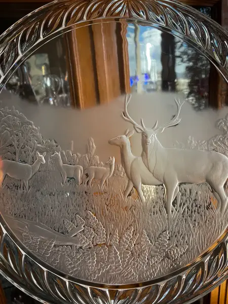 Foto de um(a) Antiga Bandeja Decorativa Com Alces Em Cristal Francês, da categoria de Bandejas. Para quem gosta de peças exclusivas.Antiga e grande bandeja em cristal francês, decorada com figuras de alces lapidados à... Mostrado de uma perspectiva diferente. Vendido no marketplace Trésors.