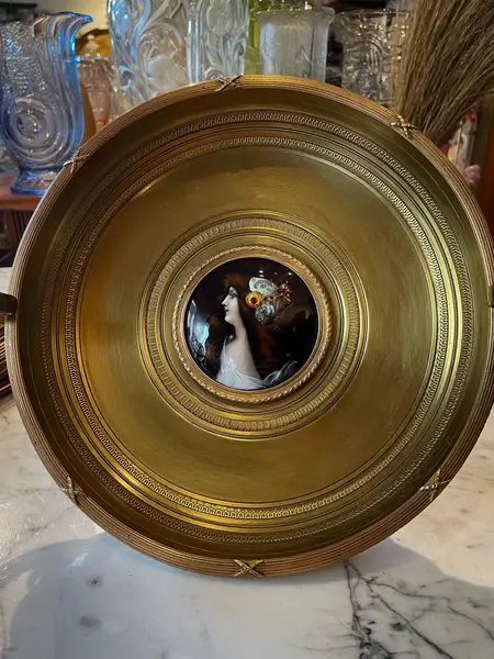 Foto de um(a) Antiga Fruteira Centro De Mesa Bronze Doré E Limoges Lebrun, da categoria de Centro de mesa. ~ Limoges | Lebrun ~ Uma peça de museu! Para quem gosta de peças exclusivas.Antigo e majestoso centro de mesa em bronze doré... Mostrado de uma perspectiva diferente. Vendido no marketplace Trésors.
