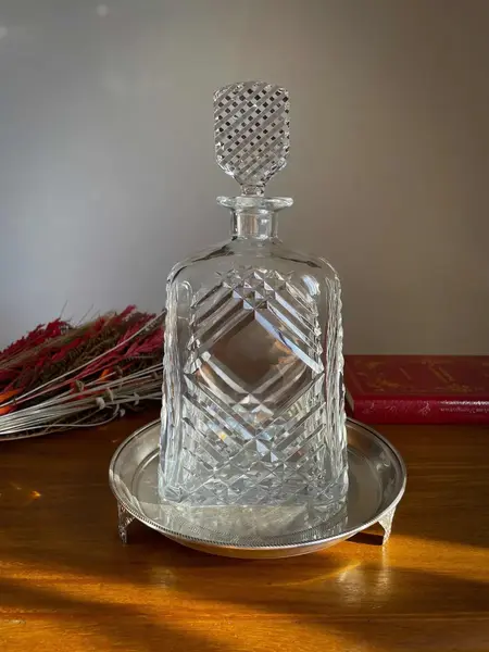 Foto de um(a) Antiga Rara Garrafa Licoreira Em Cristal Orrefors Art Deco, da categoria de Garrafas. ~ Orrefors Sweden ~Antiga garrafa licoreira em bloco maciço de cristal lapidado à mão. Da renomada Cristallerie Orrefors, da... Mostrado de uma perspectiva diferente. Vendido no marketplace Trésors.