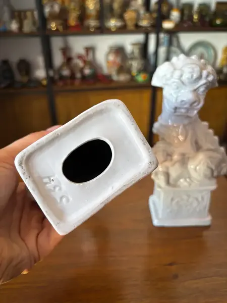 Foto de um(a) Antiga Escultura Par Cães De Fó Porcelana Chinesa Oriental, da categoria de Escultura. Os guardiões. Antigo e lindo par de Cães de Fó em faiança chinesa vitrificada. Peças artísticas, e com muita riqueza de... Mostrado de uma perspectiva diferente. Vendido no marketplace Trésors.