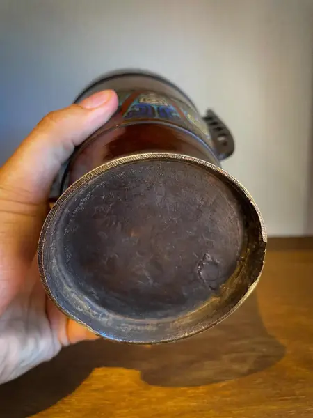 Foto de um(a) Antigo Vaso Jarro Oriental Com Dragão Em Bronze Cloisonné, da categoria de Vasos. Antigo e super diferente vaso em bronze artístico japonês, técnica de trabalho feito à mão chamado de Cloisonné. Na frente... Mostrado de uma perspectiva diferente. Vendido no marketplace Trésors.