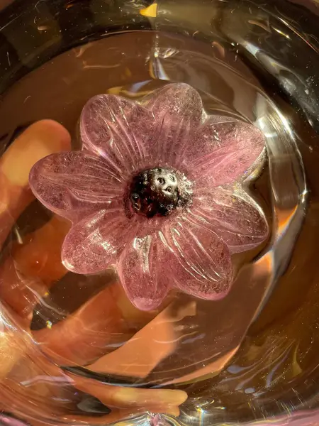 Foto de um(a) Antiga Escultura Flor Em Cristal Bowl Decorativo Daum Nancy, da categoria de Centro de mesa. ~ Daum Nancy ~Antigo e luxuoso bowl artístico em bloco maciço de cristal francês, decoração central com flor lapidada à mão.... Mostrado de uma perspectiva diferente. Vendido no marketplace Trésors.