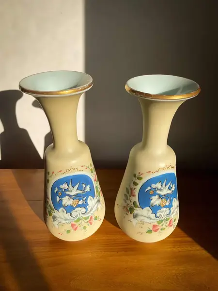 Foto de um(a) Antigo Raro Par De Vasos Em Opalina Francesa Baccarat XIX, da categoria de Vasos. ~ Opalina Baccarat ~Antigo e raro par de vasos franceses em opalina pintada à mão. Peças com mais de cem anos, do final do... Mostrado de uma perspectiva diferente. Vendido no marketplace Trésors.