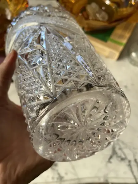 Foto de um(a) Antigo Raro Jarro Vaso Boca Larga Em Cristal Tcheco Lapidado, da categoria de Vasos. Antigo e clássico vaso artístico em cristal Tcheco lapidado à mão. Lapidação estrelada e ponta de diamante, uma beleza! Peça... Mostrado de uma perspectiva diferente. Vendido no marketplace Trésors.