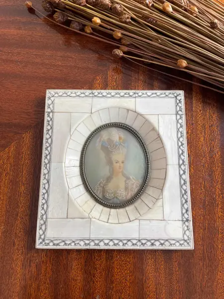 Foto de um(a) Antigo Quadrinho Camafeu Portrait Miniature Pintado Marfim, da categoria de Pinturas. Antigo e legítimo camafeu Portrait miniature em marfim. Pintura manual com bastante riqueza de detalhes. Peça única. Início... Mostrado de uma perspectiva diferente. Vendido no marketplace Trésors.