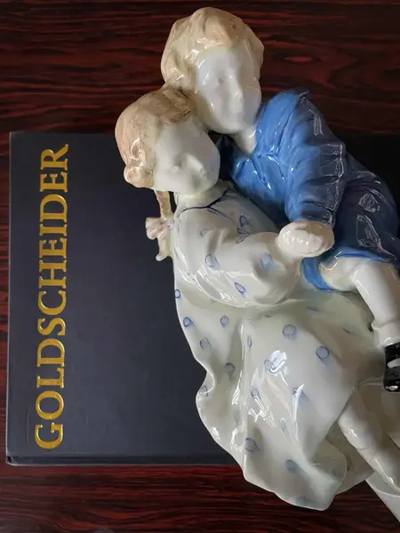 Foto de um(a) Antiga Escultura Casal Criança Porcelana Goldscheider Podola, da categoria de Escultura. ~ Goldscheider ~ Um tesouro dos anos de 1930. Antiga e importante escultura representando duas crianças brincando em... Mostrado de uma perspectiva diferente. Vendido no marketplace Trésors.