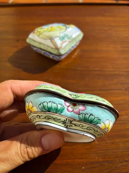 Foto de um(a) Antigo Par De Caixinhas Decorativas Colecionáveis Pássaros, da categoria de Cestos e Caixas. Antigo e maravilhoso par de caixinhas decorativas em metal esmaltado à mão com decoração de pássaros. Bastante riqueza de... Mostrado de uma perspectiva diferente. Vendido no marketplace Trésors.