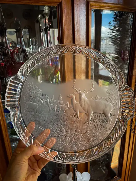 Foto de um(a) Antiga Bandeja Decorativa Com Alces Em Cristal Francês, da categoria de Bandejas. Para quem gosta de peças exclusivas.Antiga e grande bandeja em cristal francês, decorada com figuras de alces lapidados à... Mostrado de uma perspectiva diferente. Vendido no marketplace Trésors.
