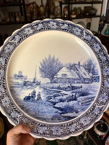Foto de um(a) Antigos Pratos Medalhões Porcelana Azul E Branco Delft Blue, da categoria de Pratos Decorativos. ~ Delft Blue ~ Antigo e raro conjunto com quatro grandes pratos/medalhões decorativos em porcelana artística, da renomada... Mostrado de uma perspectiva diferente. Vendido no marketplace Trésors.