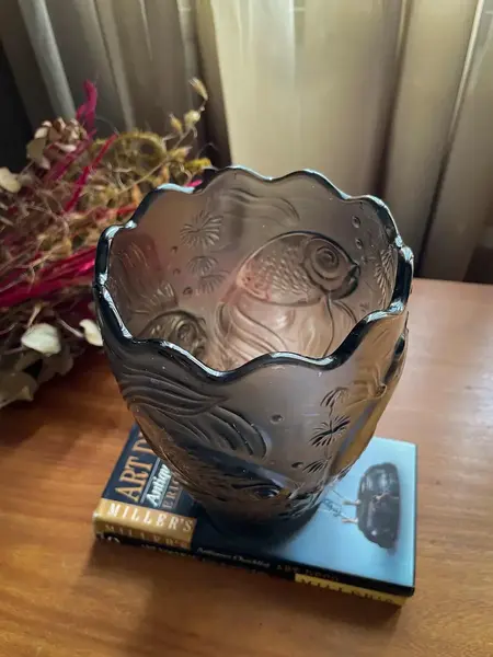 Foto de um(a) Antigo Vaso Vidro Tcheco Satiné Art Deco Peixes Barolac, da categoria de Vasos. ~ Josef Inwald - Barolac Glass ~Antigo e decorativo vaso artístico em vidro satiné com figuras de peixes em relevo, a... Mostrado de uma perspectiva diferente. Vendido no marketplace Trésors.