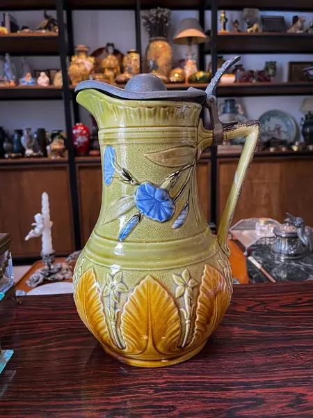 Foto de um(a) Antigo Raro Jarro Para Vinho Em Majolica Faiança Alemã, da categoria de Jarros. Antigo e raro jarro para servir vinho em majólica/faiança alemã vitrificada. Decoração floral em relevo e tampa em estanho.... Mostrado de uma perspectiva diferente. Vendido no marketplace Trésors.