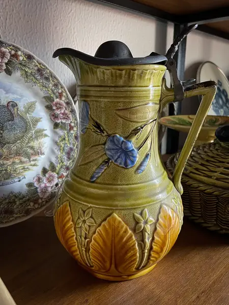 Foto de um(a) Antigo Raro Jarro Para Vinho Em Majolica Faiança Alemã, da categoria de Jarros. Antigo e raro jarro para servir vinho em majólica/faiança alemã vitrificada. Decoração floral em relevo e tampa em estanho.... Mostrado de uma perspectiva diferente. Vendido no marketplace Trésors.