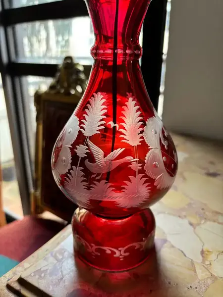 Foto de um(a) Antigo Abajur Luminária D Mesa Cristal Tcheco Egermann Glass, da categoria de Abajures. ~ Egermann Glass ~ Antigo e lindo abajur em cristal Tcheco vermelho rubi, com primorosa lapidação manual. Ao redor da peça é... Mostrado de uma perspectiva diferente. Vendido no marketplace Trésors.