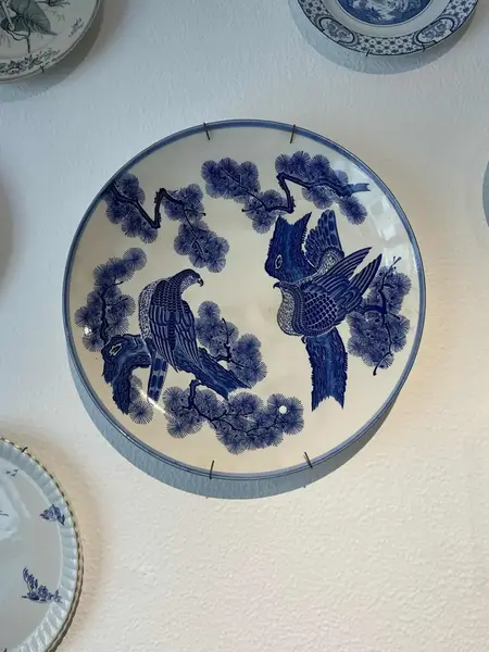 Foto de um(a) Antigo Prato Medalhão Porcelana Japonesa Imari Azul E Branco, da categoria de Pratos Decorativos. ~ Imari Blue and White ~ A celebre porcelana japonesa. Antigo e grande prato/medalhão em porcelana artística pintado à mão.... Mostrado de uma perspectiva diferente. Vendido no marketplace Trésors.