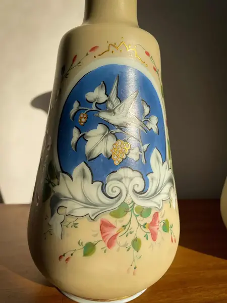 Foto de um(a) Antigo Raro Par De Vasos Em Opalina Francesa Baccarat XIX, da categoria de Vasos. ~ Opalina Baccarat ~Antigo e raro par de vasos franceses em opalina pintada à mão. Peças com mais de cem anos, do final do... Mostrado de uma perspectiva diferente. Vendido no marketplace Trésors.